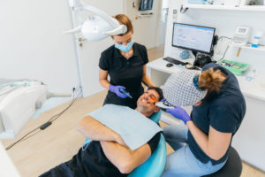 https://selarl-palladio-chirurgiens-dentistes.fr/wp-content/uploads/2020/12/Galerie_56-300x200.jpg
